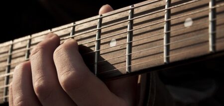 Richtig gut Gitarre spielen: Profitipps für die linke Hand
